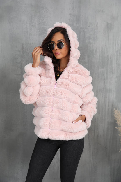 Veste à capuche pour femmes en fausse fourrure avec motif texturé Chic und Stil