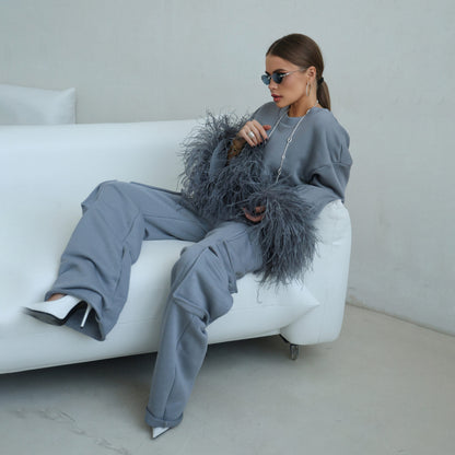 Costume de lounge féminin à la mode avec des détails en plumes Chic und Stil