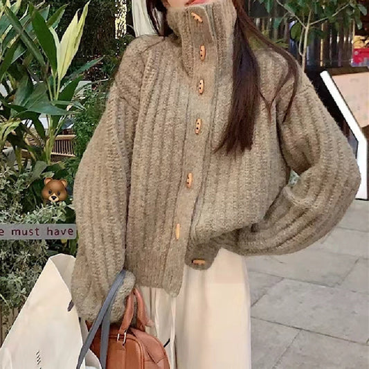 Pull en tricot douillet pour femmes avec col montant et détails de boutons Chic und Stil