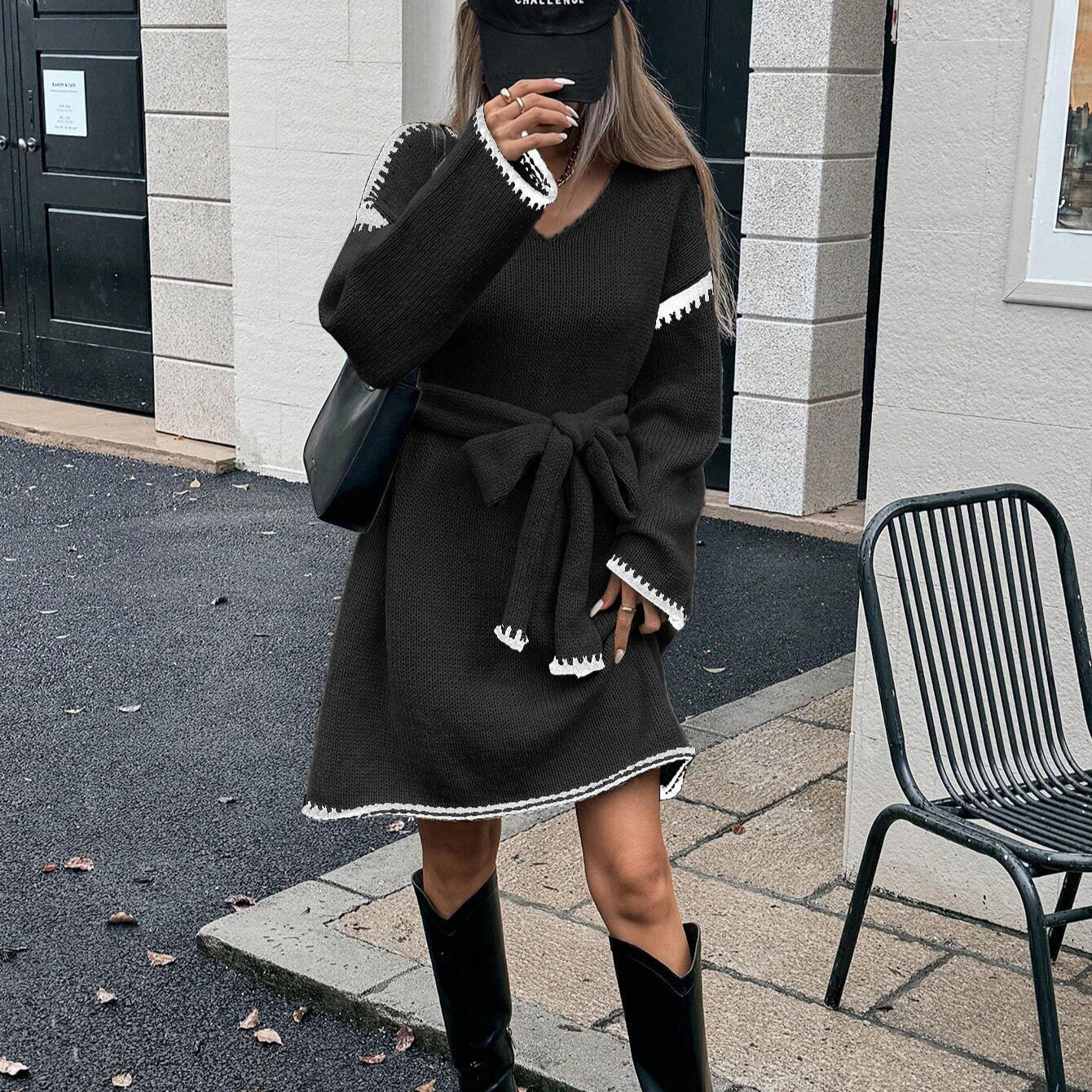 Robe tricotée pour femmes avec ceinture et détails contrastés Chic und Stil