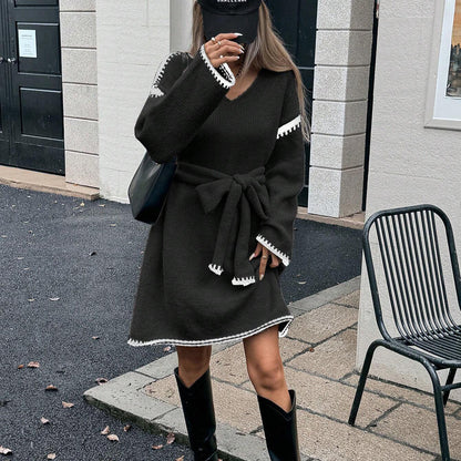 Robe tricotée pour femmes avec ceinture et détails contrastés Chic und Stil