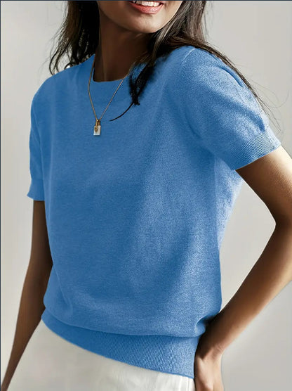 Pull en fine maille pour femmes avec une silhouette à manches courtes et un matériau fluide doux Élégance et style