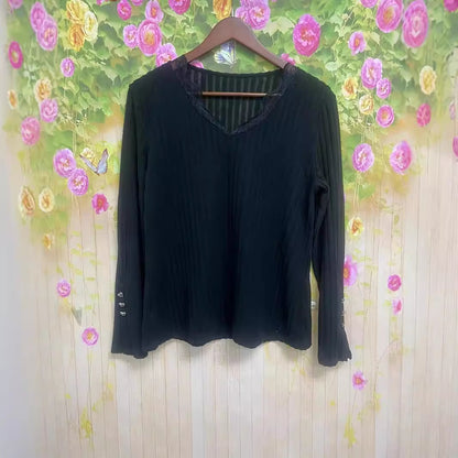 Chemisier à manches longues pour femmes avec un élégant col en dentelle et une structure côtelée Chic und Stil