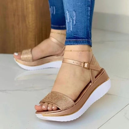 Sandales à brides pour femmes avec un élégant ornement en cristal et une semelle compensée confortable Chic und Stil