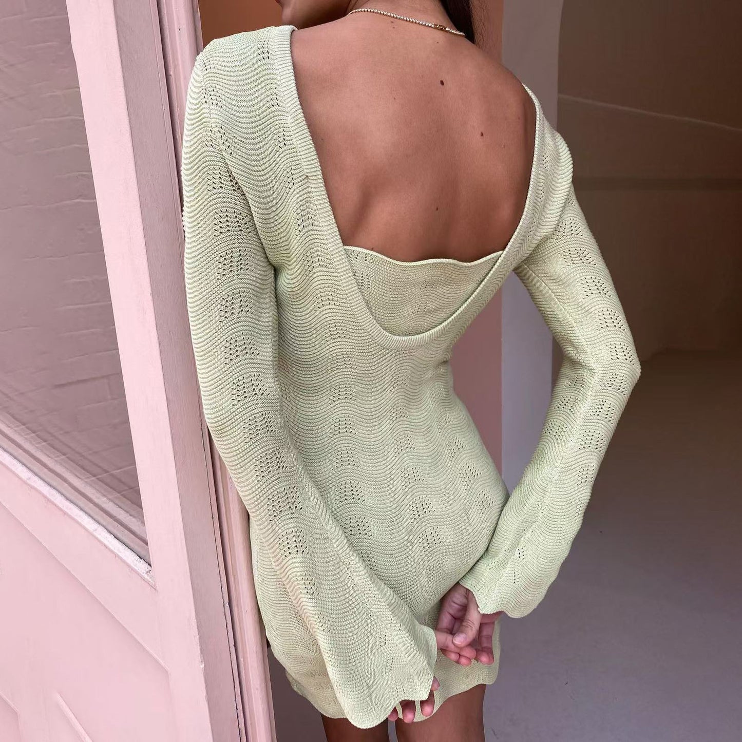 Robe en tricot pour femmes avec décolleté en V profond et ourlet en vagues Chic und Stil