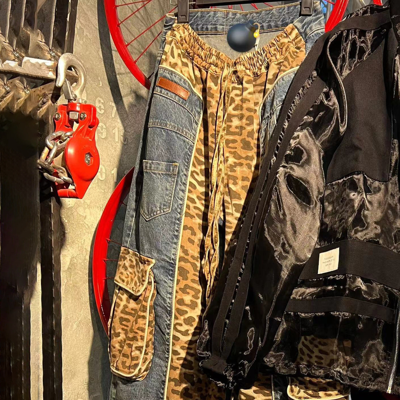 Dames cargo jeans en imprimé animal tendance avec coupe pratique Chic und Stil