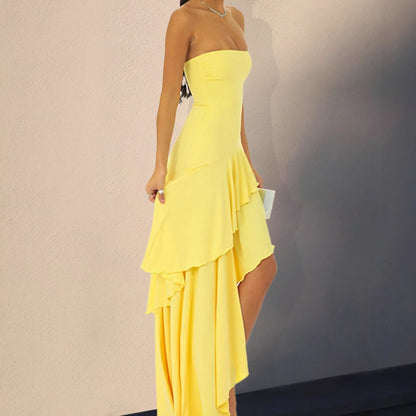 Robe cocktail pour dames avec ourlet asymétrique et détails de volants à la mode Chic und Stil