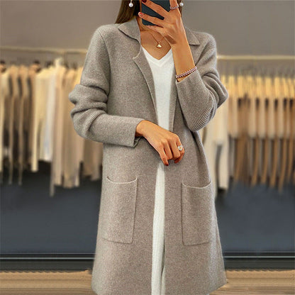 Oversized women’s cardigan with a deep V-neck and practical pockets Chic und Stil