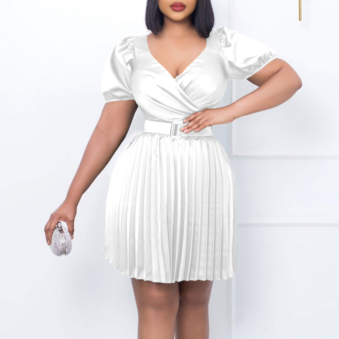 Robe plissée pour femmes avec un élégant look drapé et une ceinture cintrée Chic und Stil