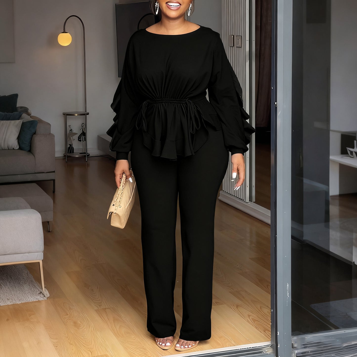 Dames combinaison élégante avec des détails volants et une coupe cintrée Chic und Stil