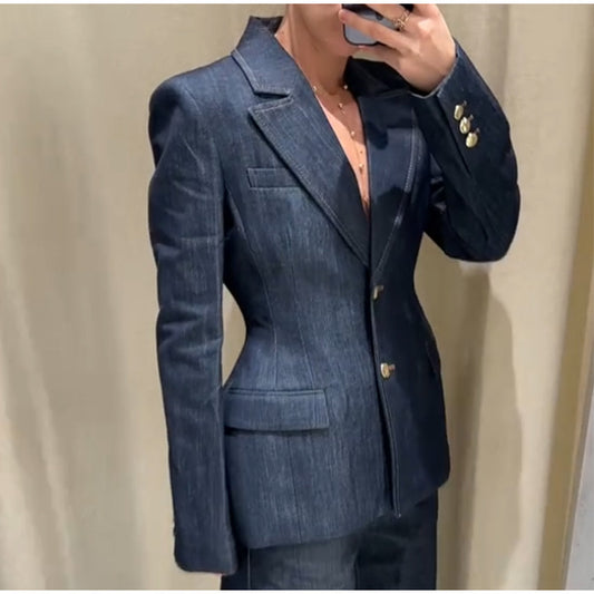 Blazer en jean pour femme au look moderne avec une coupe ajustée et des poches pratiques Chic und Stil