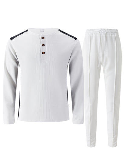 Costume de loisirs pour hommes avec un élégant haut Henley et un pantalon de jogging confortable Chic und Stil
