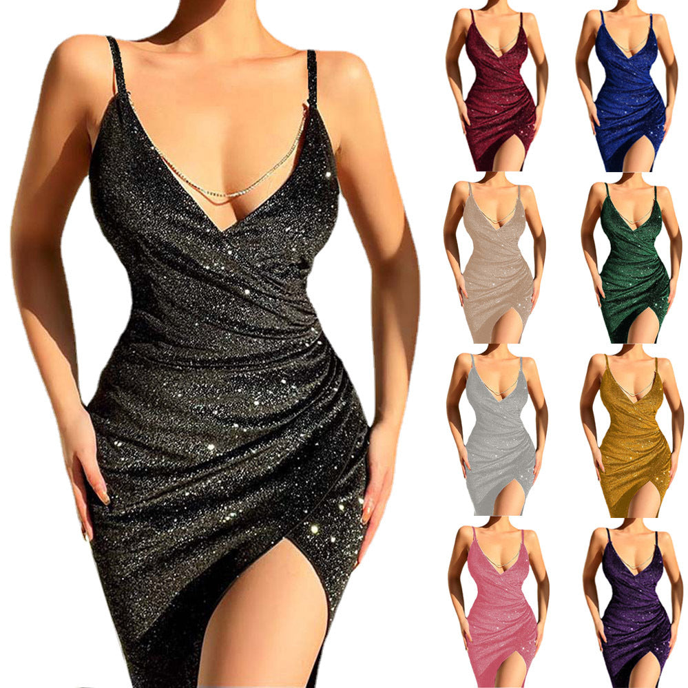 Robe portefeuille glamour pour femmes avec un décolleté en V profond et un matériau Chic und Stil scintillant.