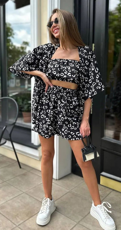 Trendy women's outfit consisting of a crop top and loose shorts with animal print Chic und Stil
