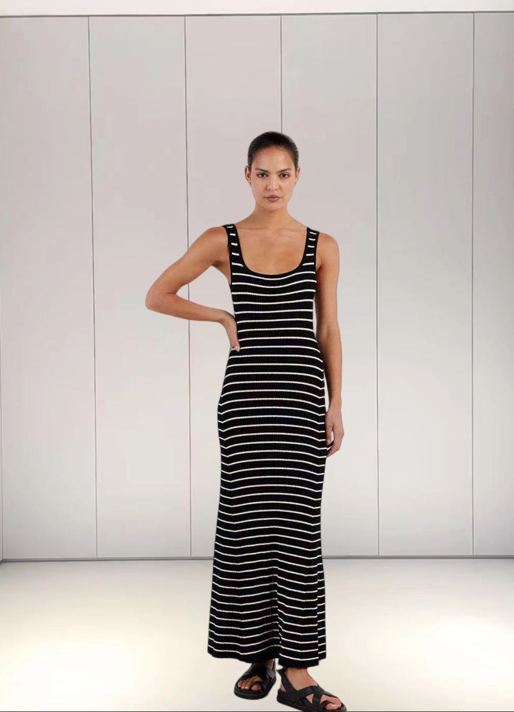 Robe en tricot longue pour femmes avec un motif rayé tendance et un décolleté plongeant Chic und Stil