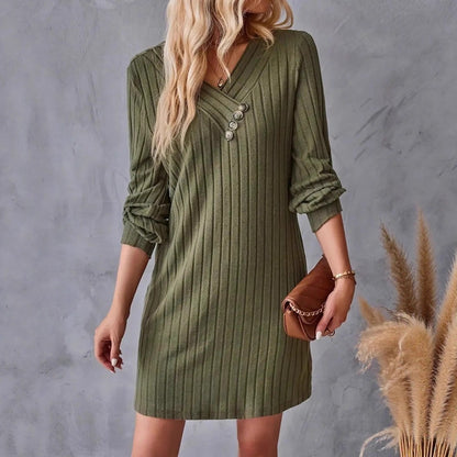 Robe tube pour femmes avec un élégant décolleté en V et des boutons décoratifs Chic und Stil