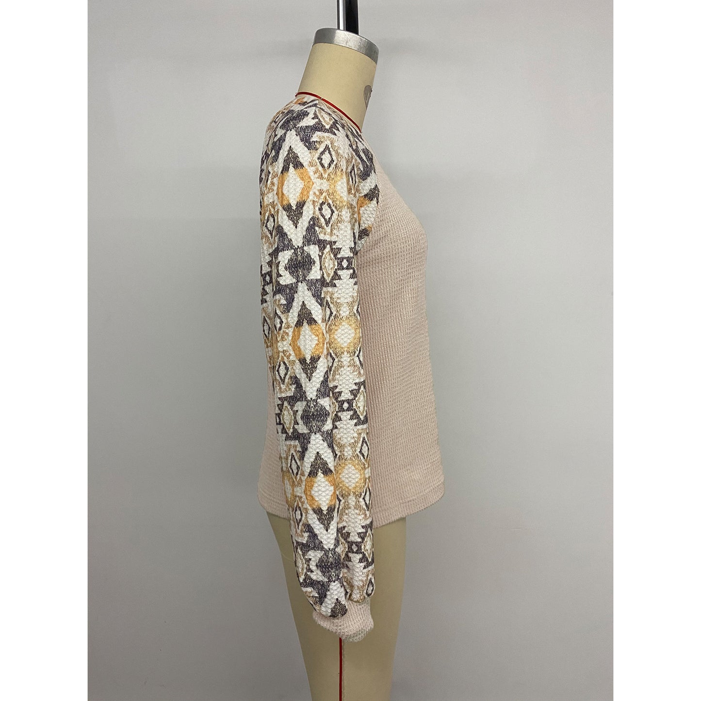Pull en tricot pour femmes avec des manches raglan modernes et un motif floral Chic und Stil