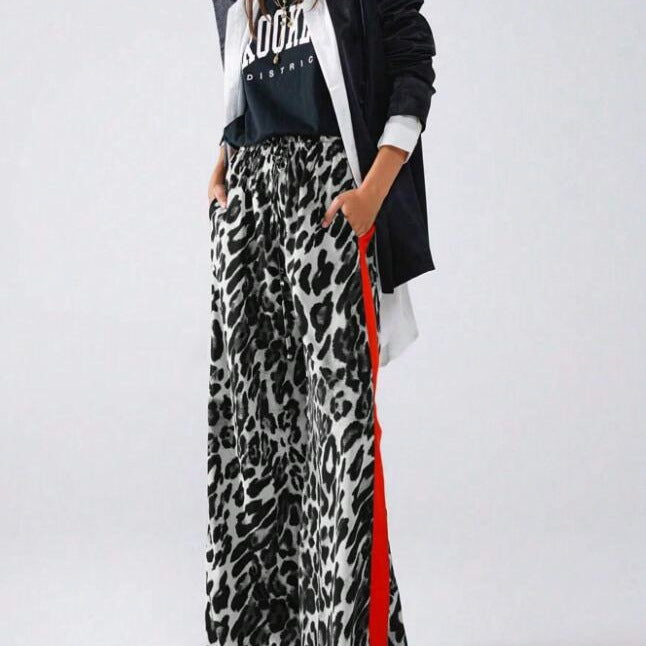 Wide linen pants for women with trendy leopard pattern and contrasting stripe Chic und Stil