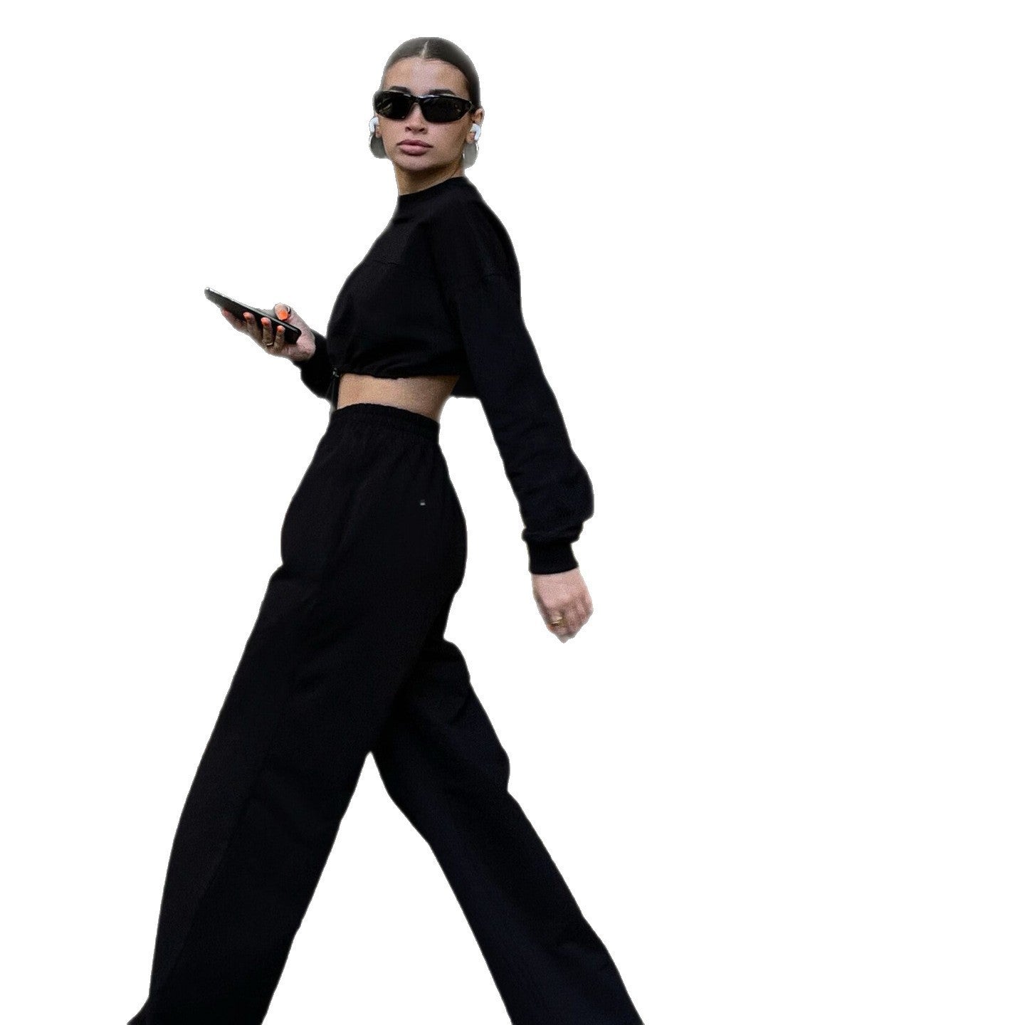 Urban fit sweatpants for women with a casual crop top Chic und Stil