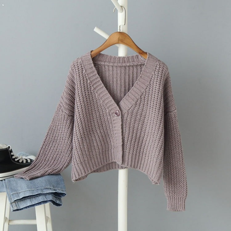Cardigan court en tricot pour femme avec décolleté en V et détails de boutons tendance Chic und Stil