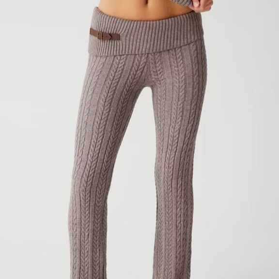 Comfortable knit pants for women with an elegant belt Chic und Stil