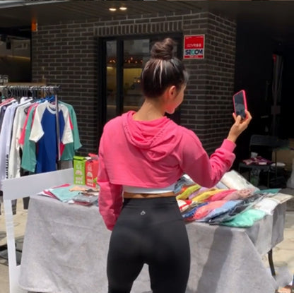 Pull crop à capuche pour femmes avec une coupe stylée et des bords élastiques Chic und Stil