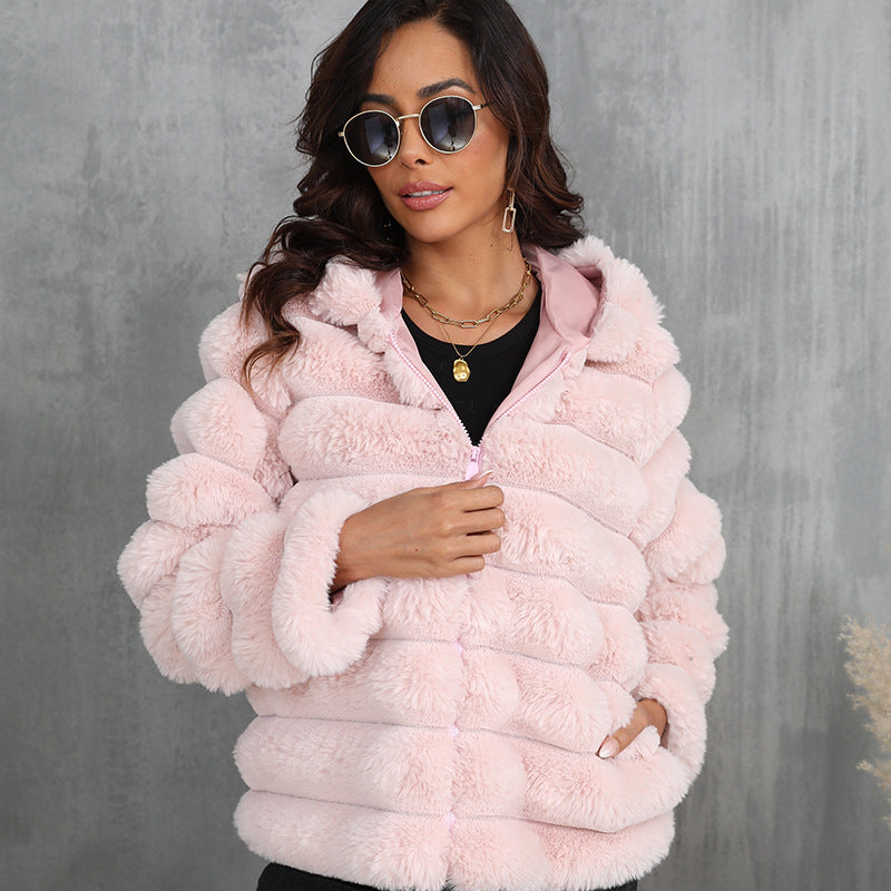Veste à capuche pour femmes en fausse fourrure avec motif texturé Chic und Stil
