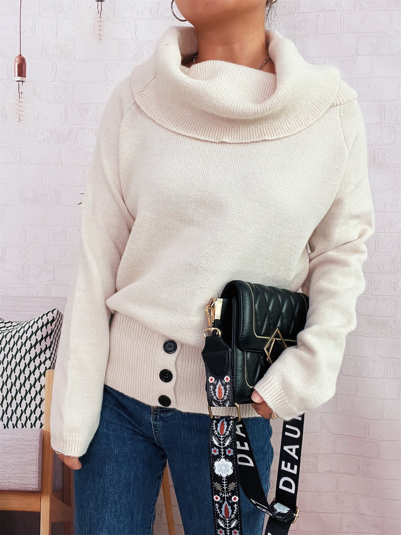 Pull femme avec col doux et boutons décoratifs Chic und Stil