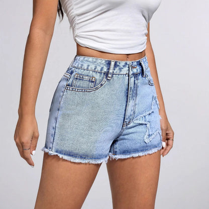 Shorts en denim pour femmes ajustés avec un détail étoilé à la mode et un ourlet effiloché Chic und Stil