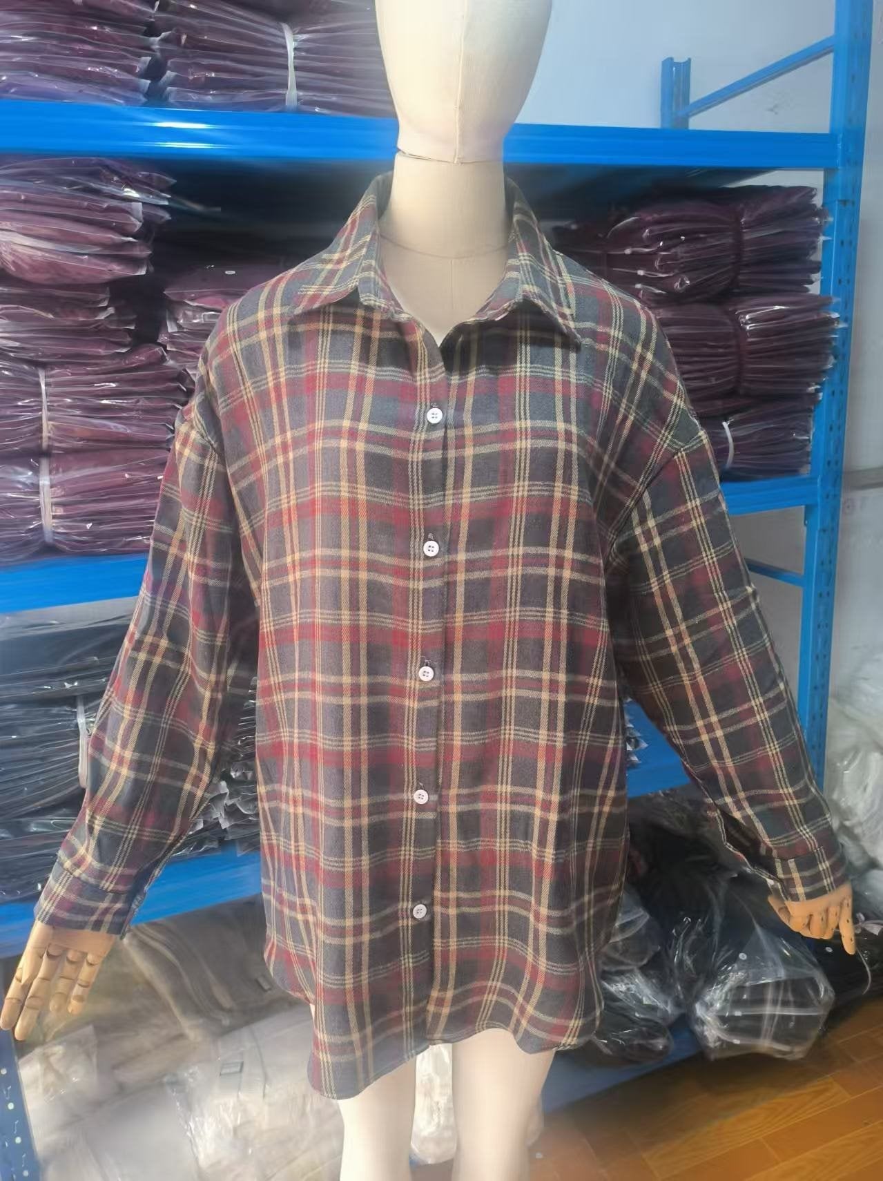 Chemisier à carreaux pour femmes en coton confortable avec col button-down et manches longues Chic und Stil