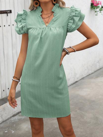 Robe élégante à manches courtes pour dames avec des détails en volants et décolleté en V Chic und Stil