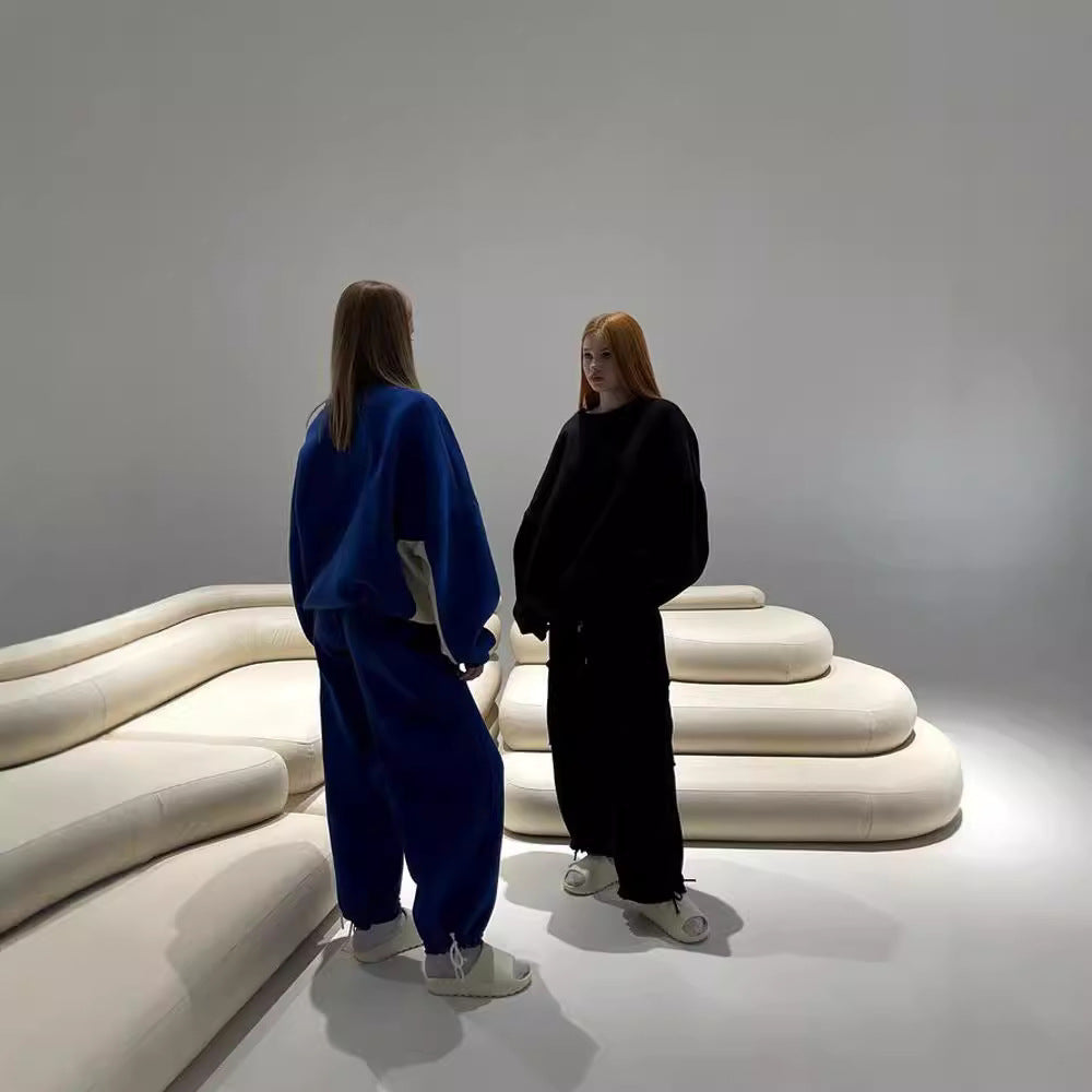 Women's oversized casual sweatshirt with raised collar and comfortable cargo pants Chic and Style