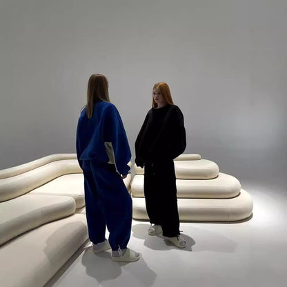 Women's oversized casual sweatshirt with raised collar and comfortable cargo pants Chic and Style