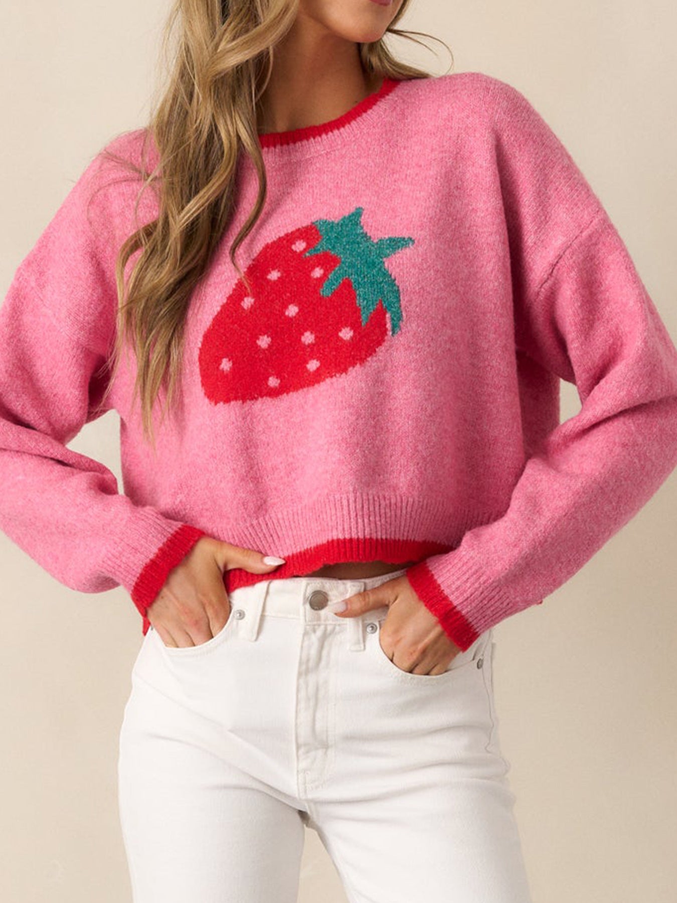 Pull tendance pour femmes avec motif fraise et poignets contrastés Chic und Stil