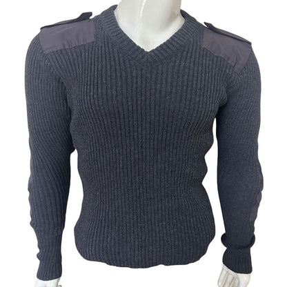 Pull en tricot pour hommes avec décolleté en V et détails décoratifs sur les épaules Chic und Stil