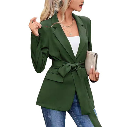 Blazer élégant pour femmes avec ceinture à la taille et poches Chic und Stil