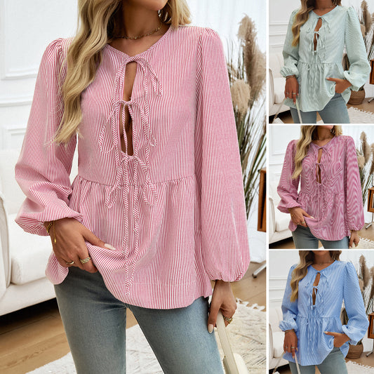 Blouse pour femmes avec un élégant détail de volant et décolleté en clé Chic und Stil