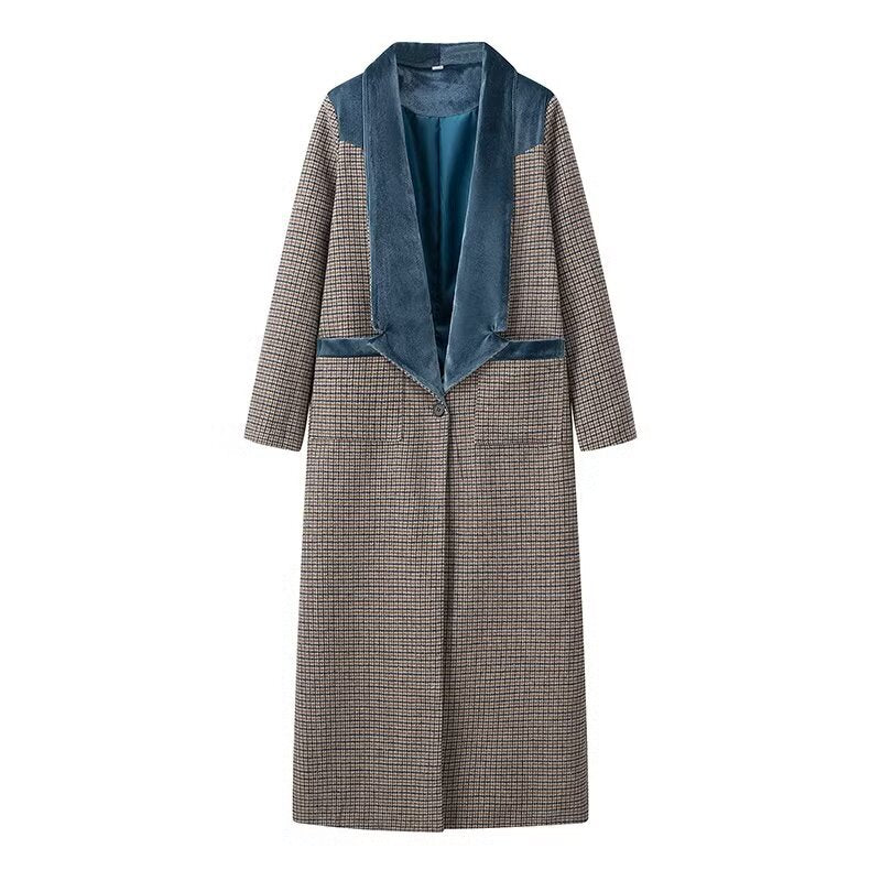 Elegant long jacket for women with a fine check pattern and a fluffy collar Chic and Style