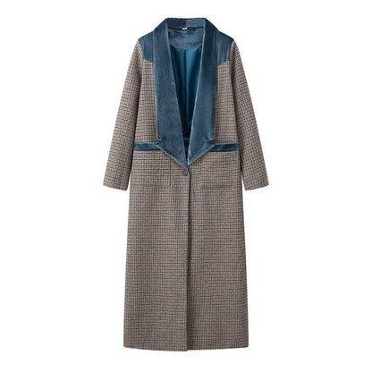 Elegant long jacket for women with a fine check pattern and a fluffy collar Chic and Style
