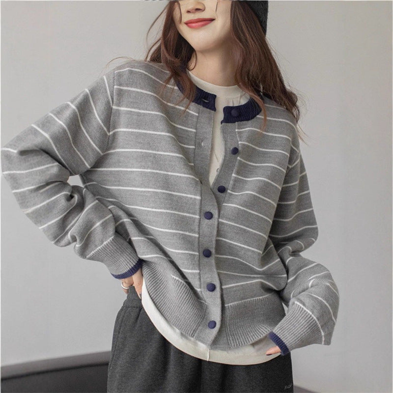Cardigan en tricot confortable pour femmes avec un motif rayé juvénile et une fermeture à boutons pratique Chic und Stil
