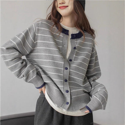 Cardigan en tricot confortable pour femmes avec un motif rayé juvénile et une fermeture à boutons pratique Chic und Stil