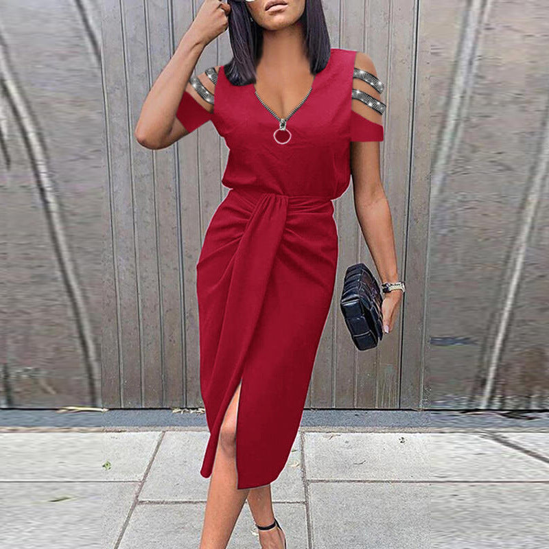 Dames Robe portefeuille élégante avec des détails découpés à la mode et des ornements brillants Chic und Stil