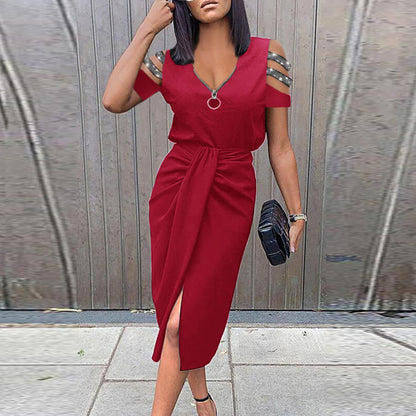 Dames Robe portefeuille élégante avec des détails découpés à la mode et des ornements brillants Chic und Stil