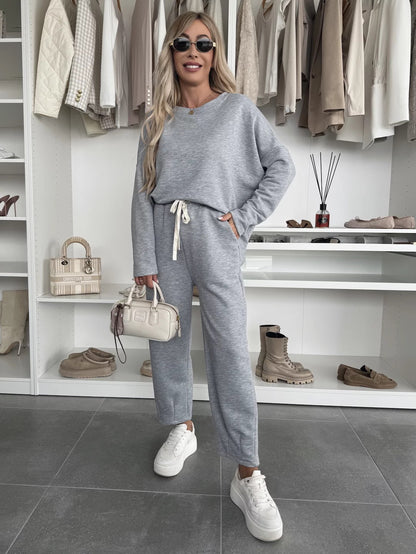 Casual women's set with a loose top and comfortable pants Chic und Stil