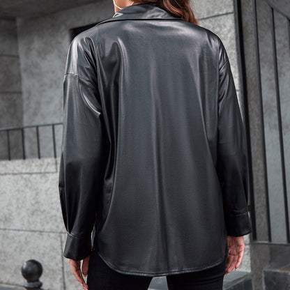 Chemise oversize pour femmes avec des manches en cuir contrasté et un motif à carreaux Chic und Stil