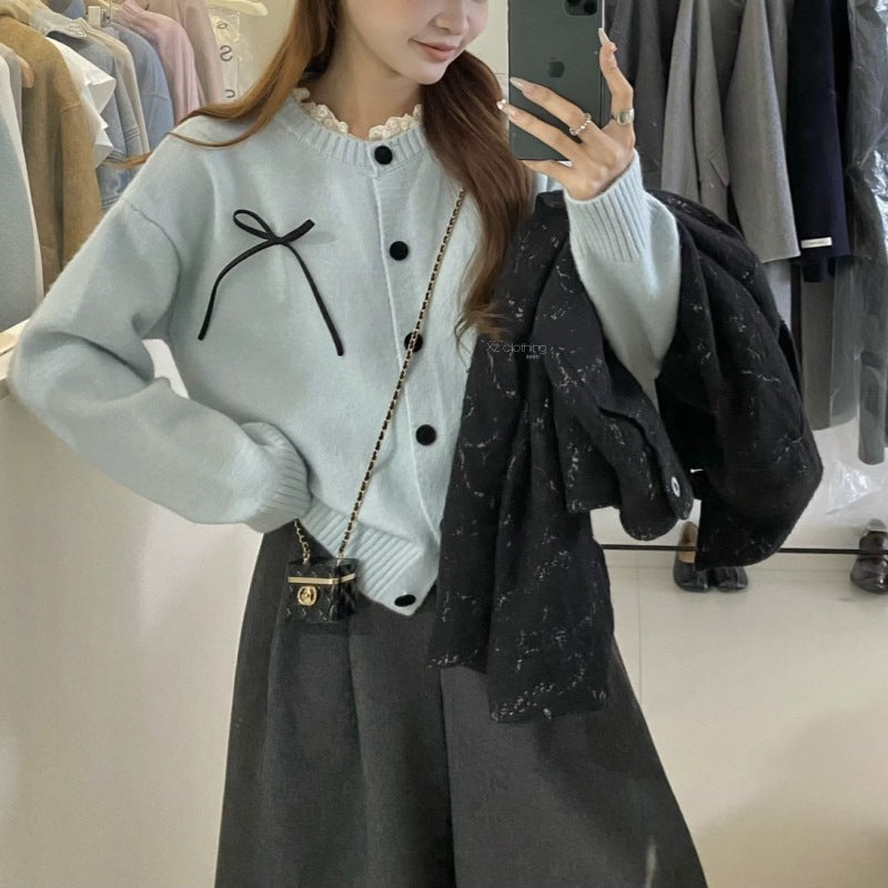 Cardigan tricot pour femmes avec des boutons décoratifs et un accent de nœud Chic und Stil