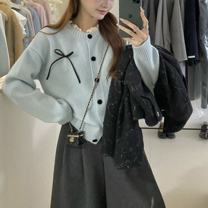 Cardigan tricot pour femmes avec des boutons décoratifs et un accent de nœud Chic und Stil