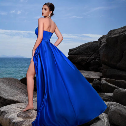 Robe de bal élégante pour femmes avec décolleté profond et grande fente Chic & Stil