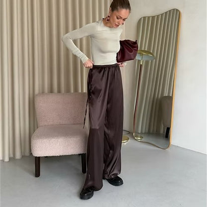 Elegant satin pants for women with wide leg Chic und Stil