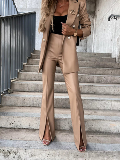 Costume élégant pour femmes avec jambes larges et détail de bouton extravagant Chic und Stil